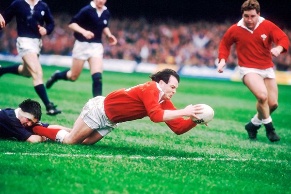 Ieuan Evans scores v Scotland 1988
