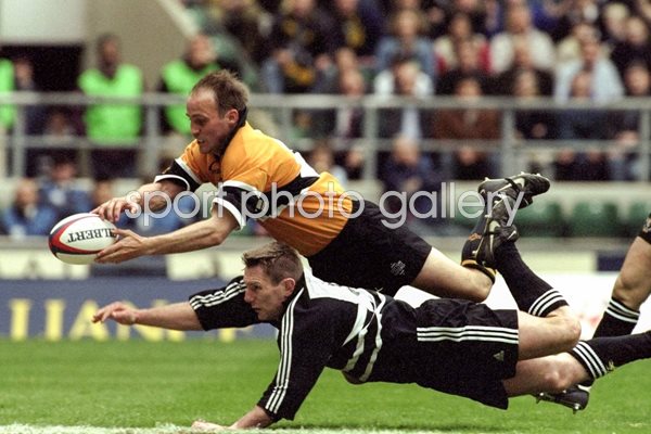 Alex King scores for Wasps