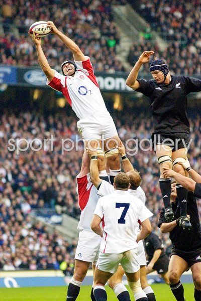 Danny Grewcock wins the lineout ball