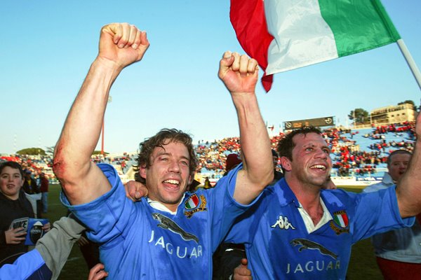 Diego Dominguez and Alessandro Troncon celebrate 