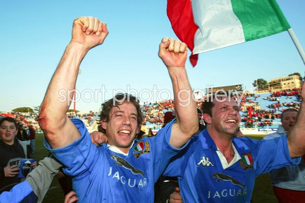 Diego Dominguez and Alessandro Troncon celebrate 