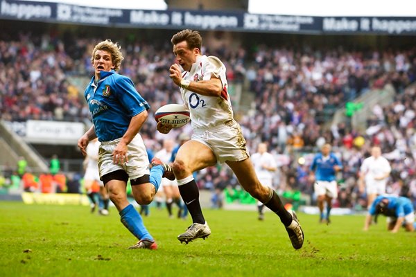 Dan Luger races past Mirco Bergamasco 