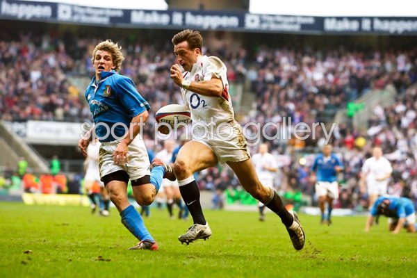 Dan Luger races past Mirco Bergamasco 