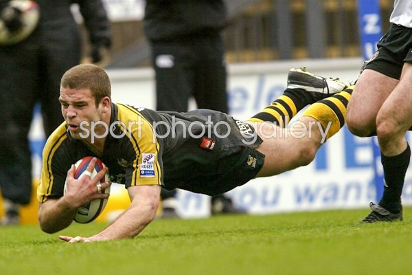 Joe Worsley of Wasps scores a try