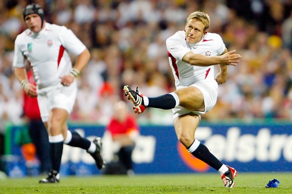 Jonny Wilkinson kicks a peanlty goal