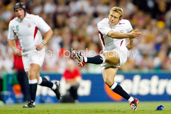 Jonny Wilkinson kicks a peanlty goal