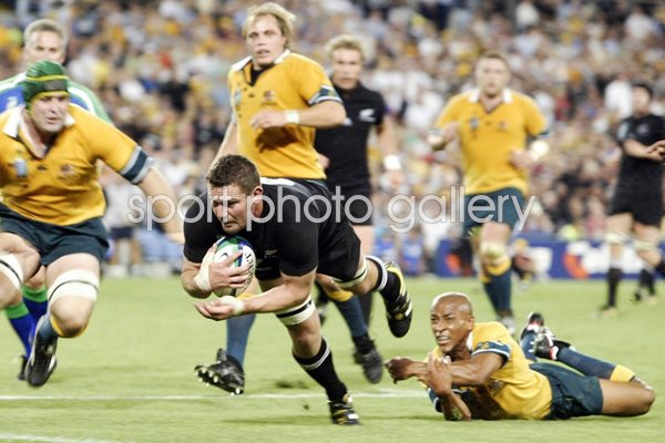 Reuben Thorne crosses for a try