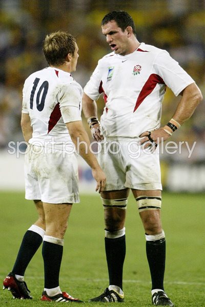 Martin Johnson talks with Jonny Wilkinson 