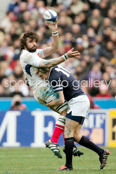 Sean Lamont tackles Sebastian Chabel 