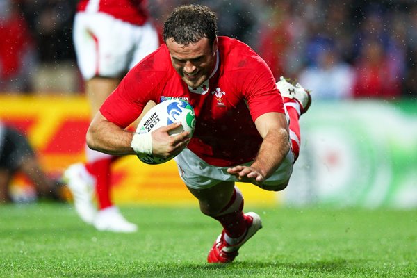 Jamie Roberts scores Wales v Fiji 2011