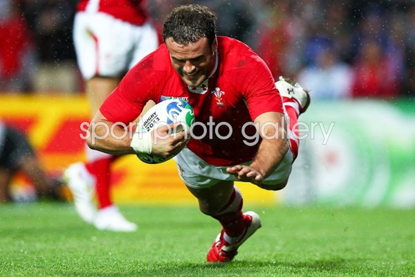Jamie Roberts scores Wales v Fiji 2011