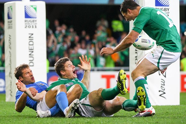 Brian O'Driscoll scores v Italy 2011