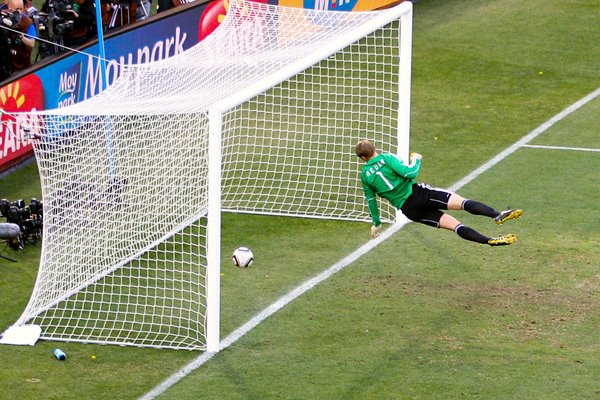 Frank Lampard's shot beats Manuel Neuer