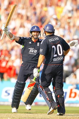 Anderson & Bresnan celebrate ODI series win 