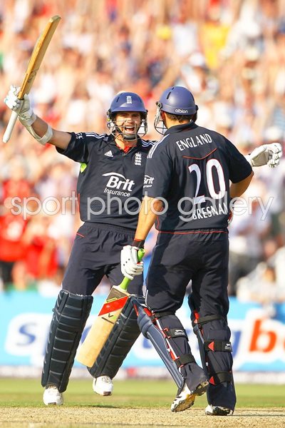 Anderson & Bresnan celebrate ODI series win 