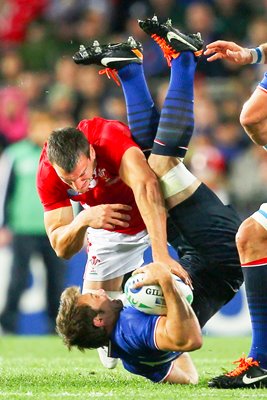 Sam Warburton tackles Vincent Clerc