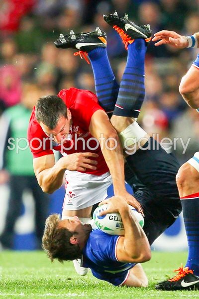 Sam Warburton tackles Vincent Clerc 