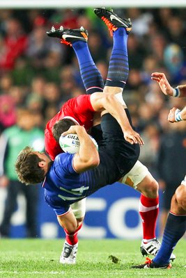 Sam Warburton tackles Vincent Clerc