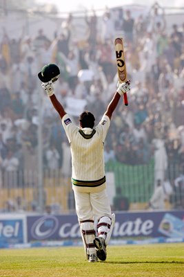 Inzamam-Ul-Haq celebrates