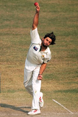 Shahid Afridi bowls 