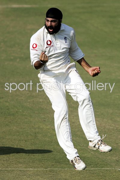 Monty Panesar celebrates 
