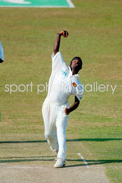 Muttiah Muralitharan of Sri Lanka bowls
