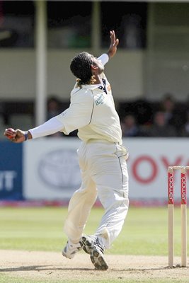 Lasith Malinga bowls 