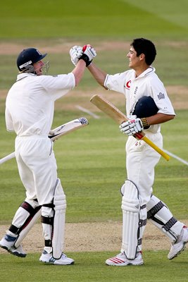 Paul Collingwood (L) and Alastair Cook 