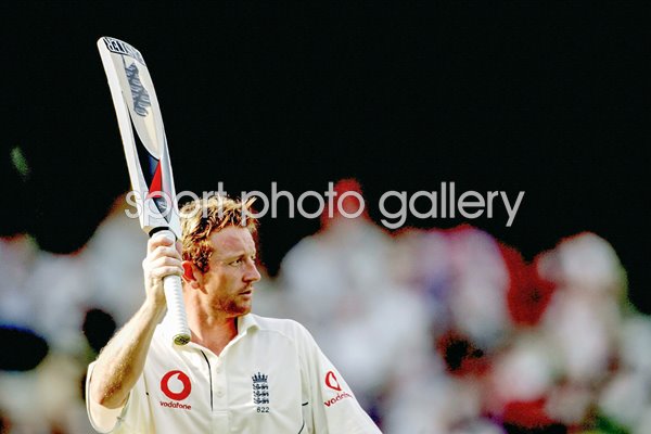 Paul Collingwood acknowledges the crowd