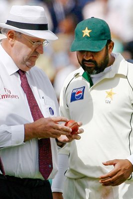 Hair and Inzy discuss the condition of the ball