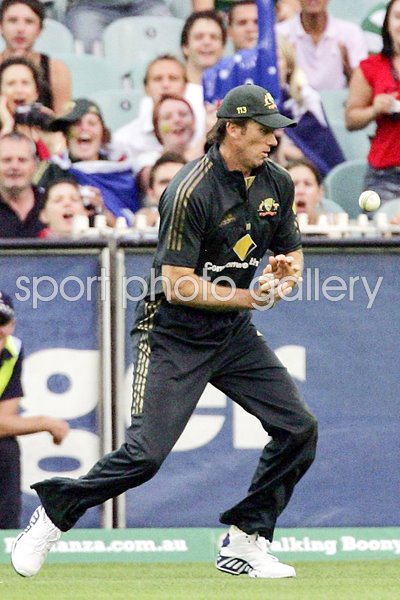 Glenn McGrath spills a catch - ODI 2007