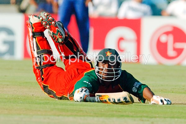 Tatenda Taibu of Zimbabwe dives to avoid being run out