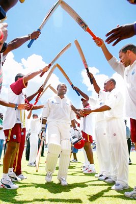  Brian Lara is given a guard of honour 