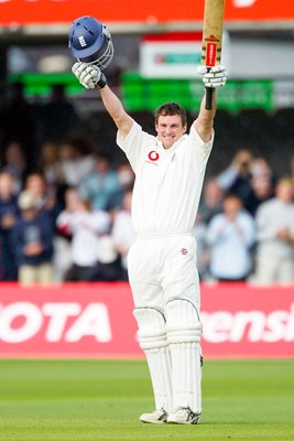 Andrew Strauss celebrates