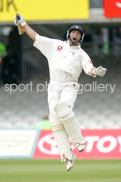 Nasser Hussain celebrates 