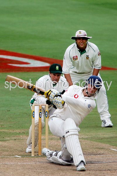 Marcus Trescothick sweeps 