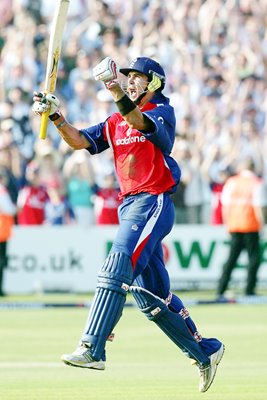 Kevin Pietersen celebrates 