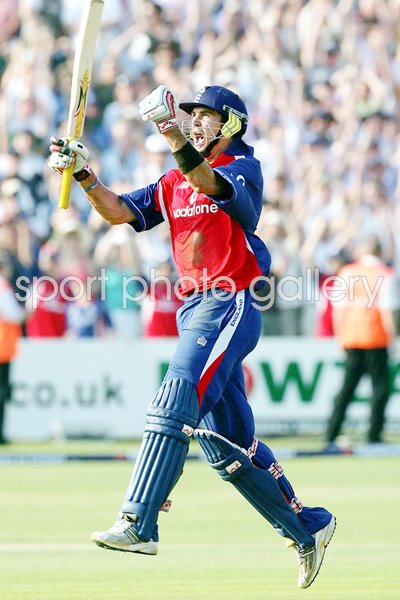 Kevin Pietersen celebrates