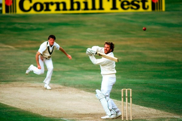 Ian Botham hooks Geoff Lawson 