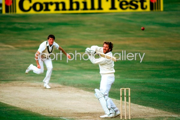 Ian Botham hooks Geoff Lawson 