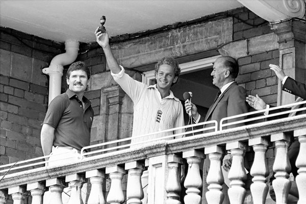 David Gower lifts the urn 1985