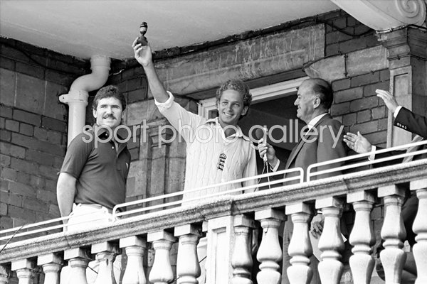 David Gower lifts the urn 1985