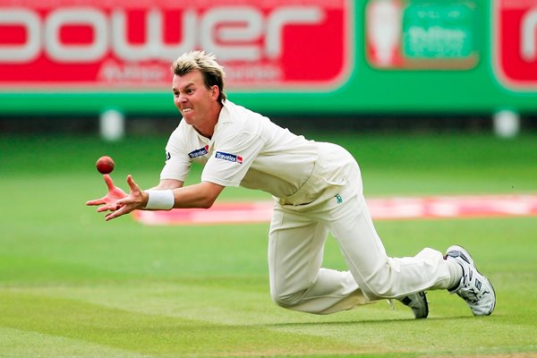 Brett Lee catches Andrew Strauss 