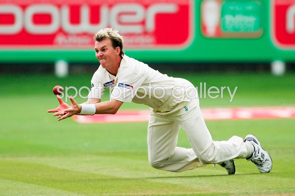 Brett Lee catches Andrew Strauss