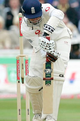 Michael Vaughan bowled by Brett Lee 