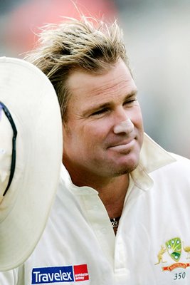 Shane Warne acknowledges crowd