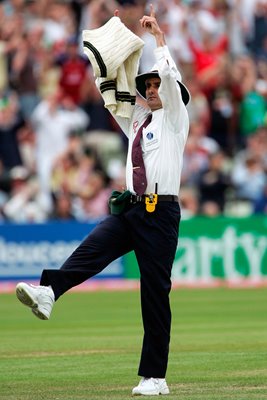 Billy Bowden signals Six 