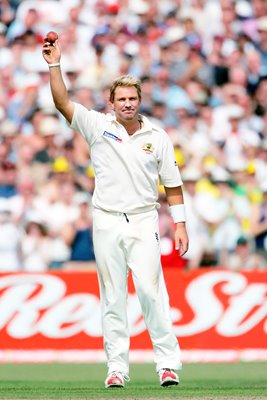 Shane Warne celebrates 600th wicket