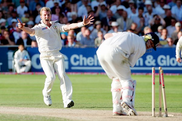 Brett Lee bowls Andrew Flintoff