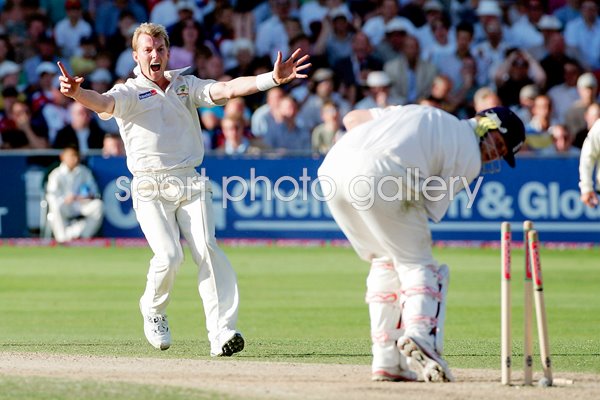 Brett Lee bowls Andrew Flintoff
